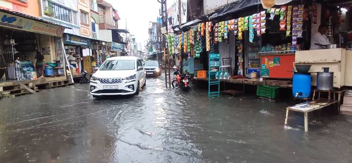 एमपी के कई शहरों में बारिश से नदी नाले उफान पर है. उज्जैन में नदी नालों के साथ-साथ सड़के भी जलमग्न हो गई हैं.