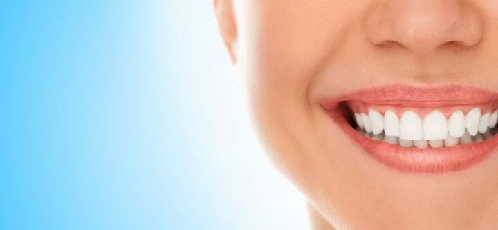 ਮਸੂੜਿਆਂ ਨੂੰ ਸਿਹਤਮੰਦ ਰੱਖਣ ਲਈ ਕਾਫੀ ਪਾਣੀ ਪੀਣਾ ਜ਼ਰੂਰੀ ਹੈ। ਬਹੁਤ ਸਾਰਾ ਪਾਣੀ ਪੀਣ ਨਾਲ ਭੋਜਨ ਦੇ ਕਣਾਂ ਅਤੇ ਬੈਕਟੀਰੀਆ ਨੂੰ ਦੂਰ ਕਰਨ ਵਿੱਚ ਮਦਦ ਮਿਲਦੀ ਹੈ। ਇਹ ਮਸੂੜਿਆਂ 'ਤੇ ਇਨ੍ਹਾਂ ਦੇ ਜਮ੍ਹਾ ਹੋਣ ਤੋਂ ਰੋਕਦਾ ਹੈ। ਸਾਨੂੰ ਹਰ ਰੋਜ਼ ਘੱਟੋ-ਘੱਟ ਅੱਠ ਗਲਾਸ ਪਾਣੀ ਜ਼ਰੂਰ ਪੀਣਾ ਚਾਹੀਦਾ ਹੈ। ਸਫ਼ਾਈ ਵਿੱਚ ਮਦਦ ਕਰਨ ਲਈ, ਭੋਜਨ ਤੋਂ ਬਾਅਦ ਆਪਣੇ ਮੂੰਹ ਨੂੰ ਪਾਣੀ ਨਾਲ ਸਾਫ਼ ਕਰਨਾ ਯਕੀਨੀ ਬਣਾਓ।