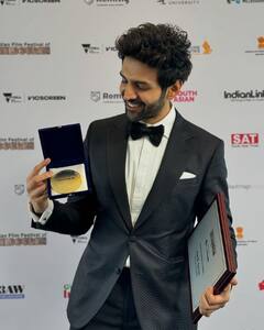 12 लोगों संग रहता था फ्लैट में, नाम बदलकर बॉलीवुड में आया, अब घूमता है 5 करोड़ की कार में