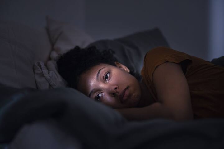 ਕਈ ਵਾਰ ਪੌਸ਼ਟਿਕਤਾ ਦੀ ਕਮੀ ਸਰੀਰ ਵਿੱਚ ਹੋਰ ਸਮੱਸਿਆਵਾਂ ਦਾ ਕਾਰਨ ਵੀ ਬਣ ਜਾਂਦੀ ਹੈ। ਆਪਣੀ ਡਾਈਟ ਵਿੱਚ ਇਨ੍ਹਾਂ ਗੱਲਾਂ ਦਾ ਧਿਆਨ ਰੱਖੋ, ਇਸ ਲਈ ਆਪਣੀ ਡਾਈਟ ਵਿੱਚ ਪੋਸ਼ਕ ਤੱਤਾਂ ਦੀ ਜਾਂਚ ਕਰੋ ਜਿਵੇਂ ਕਿ ਤੁਸੀਂ ਇੱਕ ਦਿਨ ਵਿੱਚ ਕਿੰਨੇ ਪੋਸ਼ਕ ਤੱਤ ਲੈ ਰਹੇ ਹੋ। ਨਮਕ, ਚੀਨੀ ਅਤੇ ਤੇਲ ਦੇ ਸੇਵਨ ਦਾ ਧਿਆਨ ਰੱਖੋ। ਨਾਲ ਹੀ, ਬਾਹਰ ਦਾ ਭੋਜਨ ਖਾਣ ਤੋਂ ਪਰਹੇਜ਼ ਕਰੋ ਅਤੇ ਉਸ ਅਨੁਸਾਰ ਆਪਣੀ ਖੁਰਾਕ ਦੀ ਯੋਜਨਾ ਬਣਾਓ। ਆਪਣੀ ਖੁਰਾਕ ਵਿੱਚ ਦੁੱਧ, ਡੇਅਰੀ ਉਤਪਾਦ, ਫਲ, ਸਬਜ਼ੀਆਂ, ਮੇਵੇ ਅਤੇ ਬੀਜ ਸ਼ਾਮਲ ਕਰੋ। ਹਰੀਆਂ ਪੱਤੇਦਾਰ ਸਬਜ਼ੀਆਂ ਅਤੇ ਸਾਬਤ ਅਨਾਜ ਜ਼ਿਆਦਾ ਖਾਓ।