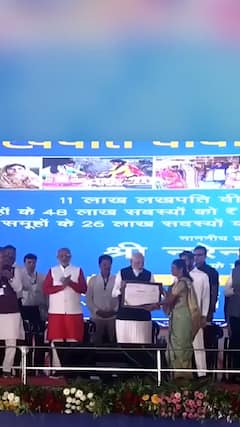 पीएम मोदी ने लखपति दीदी को सौपें सम्मान पत्र | ABP NEWS SHORTS