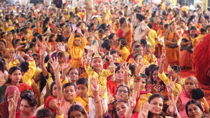 उन्होंने कहा कि आज  'कण-कण में कृष्ण' की अनुभूति हुई. श्रीकृष्ण जन्माष्टमी महोत्सव में पहुंचे मुख्यमंत्री का भव्य स्वागत किया गया. बच्चों को बाल गोपाल के रूप में सजाया गया था. माताएं मां यशोदा के रूप में मौजूद थीं.