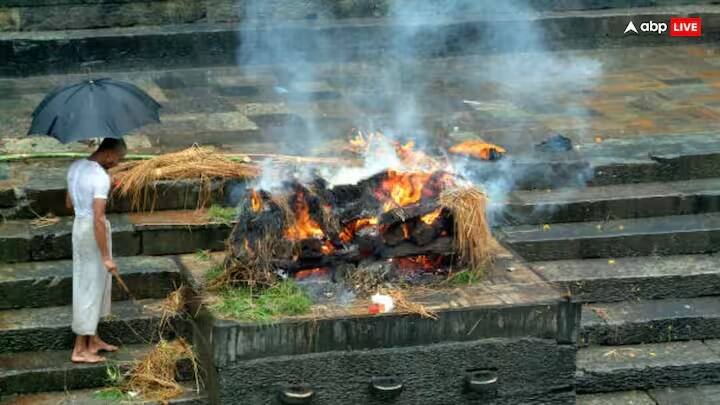 એવું કહેવામાં આવે છે કે લાશને બહાર કાઢ્યા બાજ, ઘરને સુનસામ ન કરવું જોઈએ, કારણ કે ગુરુડ પુરાણ અનુસાર, વ્યક્તિની આત્મા 10 દિવસ સુધી ઘરમાં રહે છે.