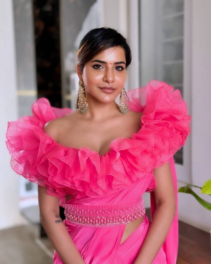 రీసెంట్గా వరలక్ష్మీ వ్రతానికి కూడా చీర కట్టుకుంది. అయితే మోడ్రన్, ట్రెడీషన్ని మిక్స్ చేసి.. ట్రెండీ లుక్ని క్రియేట్ చేసింది.(Images Source : Instagram/Aashu Reddy)