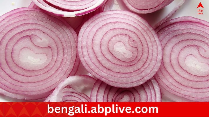 Onion health benefits: পেঁয়াজ কাঁচা খেলেই উপকার পাবেন বেশি। যদিও রান্না করে খাওয়াটা ক্ষতিকর নয়, তবে কাঁচা খেলে অক্ষুণ্ণ থাকে সব পুষ্টিগুণ। তেলে হালকা ভেজেও খাওয়া যায়।