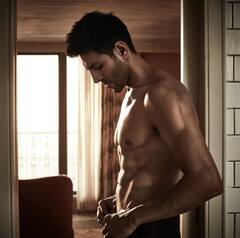 12 लोगों संग रहता था फ्लैट में, नाम बदलकर बॉलीवुड में आया, अब घूमता है 5 करोड़ की कार में