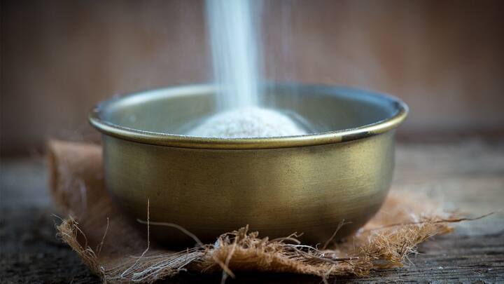 অনেকেই তালের বড়া সুজি মেশান। তার পাশাপাশি সামান্য পরিমাণে পোস্ত মেশানো যায়। একটা তালের ক্ষেত্রে এক টেবিল চামচ পোস্ত মেশাতে হবে।