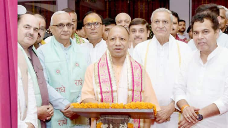 CM Yogi Adityanath Inaugurated worth Rs 1037 Crore Projects included Barsana Ropeway in Mathura जन्माष्टमी से पहले ब्रजवासियों को CM योगी ने दी बड़ी सौगात, श्रद्धालुओं को मिलेगी ये खास सुविधा