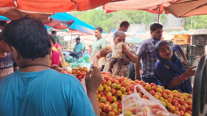 Vegetable Price Hike: दिल्ली में हरी सब्जियों पर महंगाई की मार पड़ी है. लोगों को ज्यादा कीमत चुकाकर सब्जी की खरीदारी करनी पड़ रही है. एक महीने में सब्जियों की कीमत सवा से डेढ़ गुना तक बढ़ गयी है.