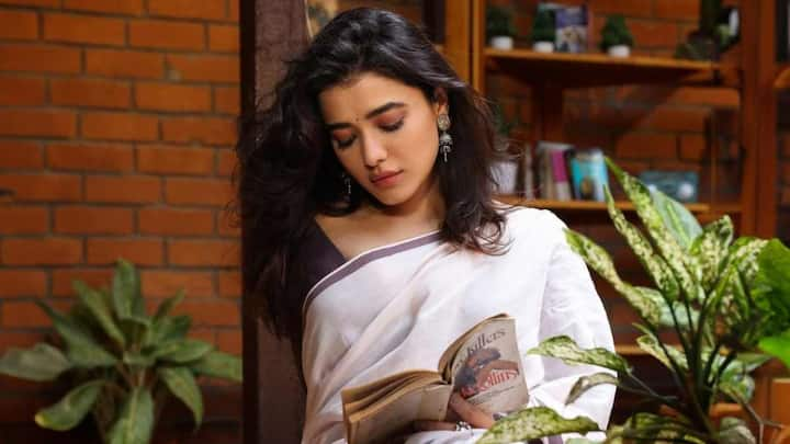 Ketika Sharma Photos: ఎప్పుడూ హాట్ హాట్ ఫొటోస్ షేర్  చేసే కేతిక శర్మ లేటెస్ట్ గా శారీ కట్టింది... వైట్ శారీ కట్టి బుద్ధిగా పుస్తకం చదువుకుంటోన్న కేతిక అందమైన ఫొటోస్ మీరూ ఓ లుక్కేయండి..