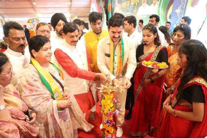 सीएम ने कार्यक्रम के दौरान व्याख्यान माला को भी संबोधित किया. उन्होंने कहा कि प्रदेश के सभी नगरीय निकाय में गीता भवन केन्द्रों की स्थापना की जाएगी. इधर दशहरा मैदान में आयोजित कृष्ण जन्मोत्सव में पांच हजार बच्चे कृष्ण बनकर पहुंचे.