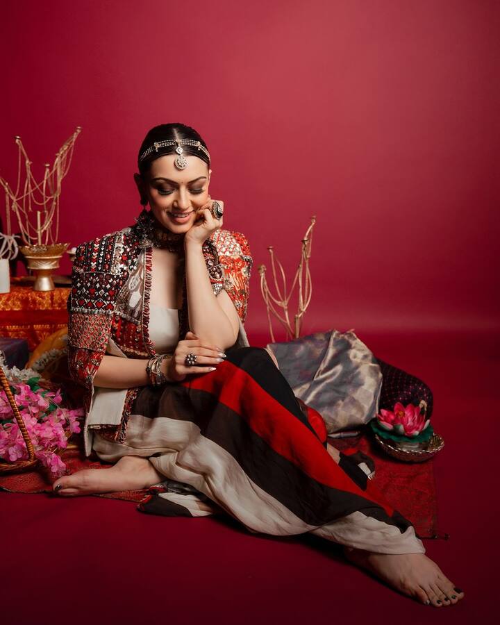 Hansika also opted a glossy makeup look.