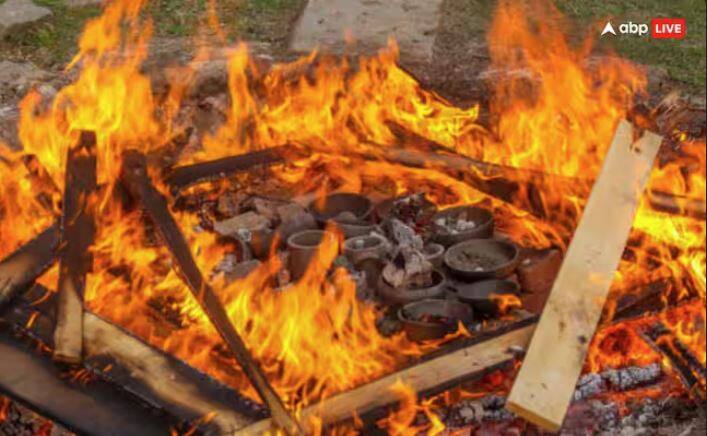 ਅਜਿਹਾ ਮੰਨਿਆ ਜਾਂਦਾ ਹੈ ਕਿ ਸ਼ਮਸ਼ਾਨ ਘਾਟ 'ਤੇ ਹਮੇਸ਼ਾ ਨਕਾਰਾਤਮਕ ਊਰਜਾ ਫੈਲਦੀ ਹੈ। ਸ਼ੌਕ ਦੇ ਮਾਹੌਲ ਵਿਚ ਔਰਤਾਂ ਆਪਣੇ ਮਨ 'ਤੇ ਕਾਬੂ ਨਹੀਂ ਰੱਖ ਪਾਉਂਦੀਆਂ। ਅਜਿਹੀ ਸਥਿਤੀ ਵਿੱਚ ਬੁਰੀਆਂ ਤਾਕਤਾਂ ਉਨ੍ਹਾਂ ਉੱਤੇ ਹਾਵੀ ਹੋ ਸਕਦੀਆਂ ਹਨ। ਇਹੀ ਕਾਰਨ ਹੈ ਕਿ ਔਰਤਾਂ ਨੂੰ ਸ਼ਮਸ਼ਾਨਘਾਟ ਵਿਚ ਜਾਣ ਦੀ ਇਜਾਜ਼ਤ ਨਹੀਂ ਹੈ।