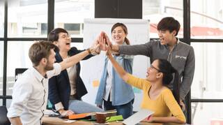 एकावं ते नवलचं!  कोणतही काम न करता दीड वर्षापासून मिळतोय भरगच्च पगार, कोण आहे नशीबवान कर्मचारी?