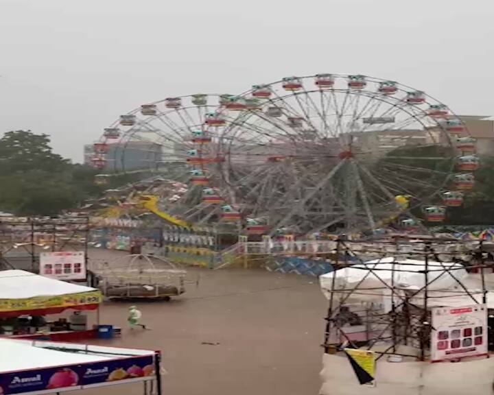 મેળામાં સ્ટોલ ધરાવતા એક વેપારીઓનું કહેવું છે કે, અમે આ મેળા માટે ઘણી તૈયારીઓ કરી હતી, પરંતુ આ વરસાદે બધું બગાડી નાખ્યું છે. લોકો ઘરેથી બહાર નીકળવાનું ટાળી રહ્યા છે, જેના કારણે અમારો વેપાર ખૂબ જ પ્રભાવિત થયો છે.