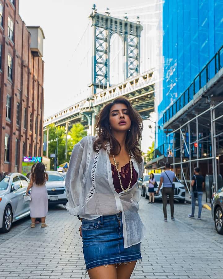 మంచు ఫ్యామిలీ నుంచి వచ్చిన లక్ష్మీ ప్రశన్న తనకంటూ ఓ స్పెషల్ ఇమేజ్ క్రియేట్ చేసుకుంది. అనగనగా ఓ ధీరుడు మూవీలో నెగెటివ్ రోల్ లో నటించిన లక్ష్మీ ప్రశన్న..ఆ తర్వాత గుండెల్లో గోదారిలో పల్లెటూరి పిల్లగా అద్భుతంగా నటించింది