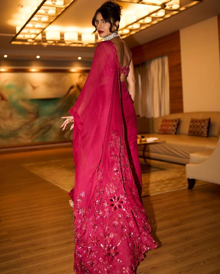 మనీష్ మల్హోత్రా డిజైన్ చేసిన స్టైలిష్ డ్రెస్ ఇది. బోల్డ్ అండ్ బెర్రీలీషియస్ కస్టమ్ మేడ్ చీరకు సేమ్ కలర్ 3D ఎంబ్రాయిడరీ బ్లౌజ్లో పీసీ అదిరిపోయింది