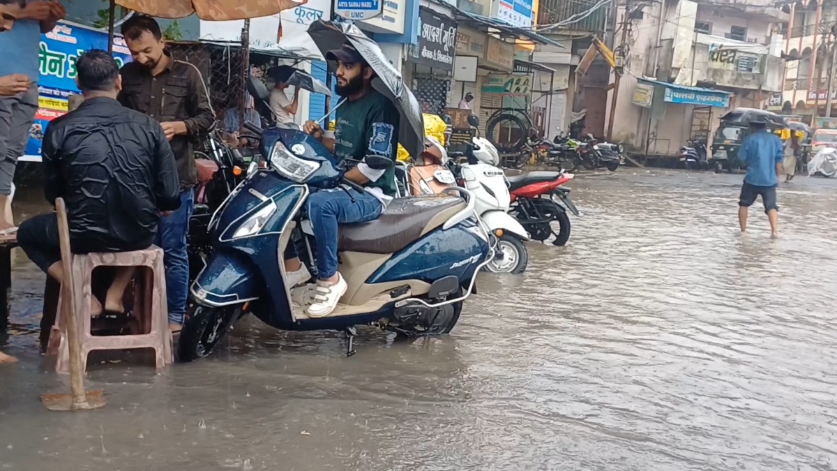 मध्य प्रदेश के कई जिलों में भारी बारिश ने बढ़ाई परेशानी, उज्जैन में नदी-नालों के साथ सड़कें भी जलमग्न