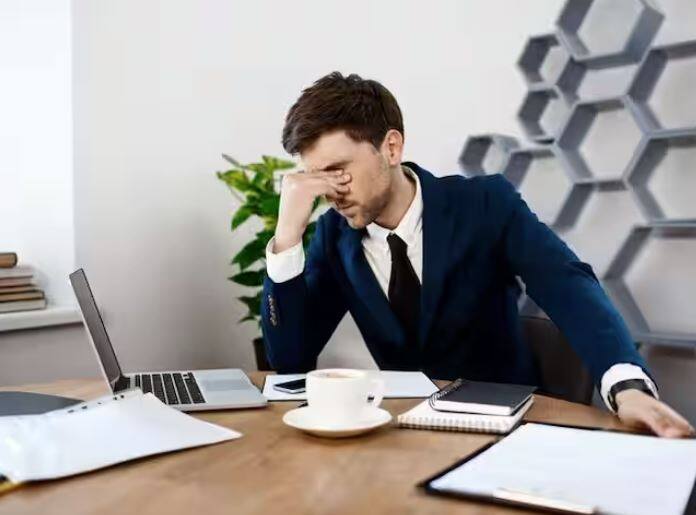 ਜੇ ਤੁਸੀਂ ਵੀ ਆਫਿਸ ਦੇ ਕੰਮ ਕਾਰਨ ਆਪਣੀ ਪ੍ਰੇਮਿਕਾ ਨੂੰ ਸਮਾਂ ਨਹੀਂ ਦੇ ਪਾ ਰਹੇ ਹੋ ਤਾਂ ਹੁਣ ਤੁਹਾਨੂੰ ਚਿੰਤਾ ਕਰਨ ਦੀ ਲੋੜ ਨਹੀਂ ਹੈ। ਤੁਸੀਂ ਇਹਨਾਂ ਸੁਝਾਵਾਂ ਦੀ ਪਾਲਣਾ ਕਰ ਸਕਦੇ ਹੋ।