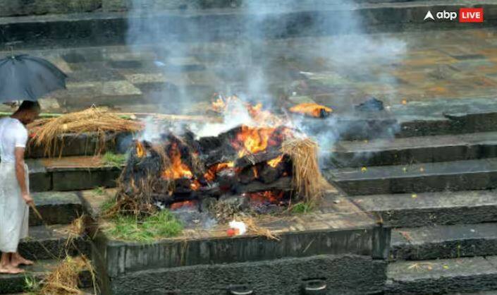 ਆਮ ਧਾਰਨਾ ਅਨੁਸਾਰ ਔਰਤਾਂ ਨੂੰ ਮਰਦਾਂ ਨਾਲੋਂ ਜ਼ਿਆਦਾ ਸੰਵੇਦਨਸ਼ੀਲ ਮੰਨਿਆ ਜਾਂਦਾ ਹੈ। ਪਰਿਵਾਰ 'ਚ ਕਿਸੇ ਦੀ ਮੌਤ ਹੋਣ 'ਤੇ ਘਰ 'ਚ ਦੁੱਖ ਦਾ ਮਾਹੌਲ ਹੈ। ਅੰਤਿਮ ਯਾਤਰਾ 'ਤੇ ਮ੍ਰਿਤਕ ਦੇਹ ਨੂੰ ਲੈ ਕੇ ਜਾਣਾ ਔਰਤਾਂ ਲਈ ਬੇਹੱਦ ਦੁਖਦਾਈ ਹੈ। ਅਜਿਹੇ 'ਚ ਔਰਤਾਂ ਸ਼ਮਸ਼ਾਨਘਾਟ 'ਚ ਦਰਦ ਸਹਿਣ 'ਚ ਅਸਮਰਥ ਹਨ। ਇਹੀ ਕਾਰਨ ਹੈ ਕਿ ਉਨ੍ਹਾਂ ਨੂੰ ਸ਼ਮਸ਼ਾਨਘਾਟ ਵਿੱਚ ਜਾਣ ਦੀ ਮਨਾਹੀ ਹੈ।