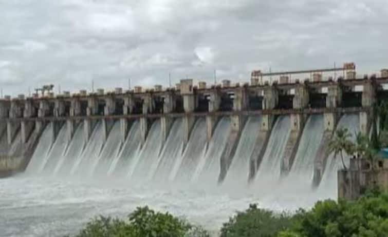 60000 cusecs from Ujani dam and 50000 cusecs from Veer dam started to discharge into Bhima river vigilance warning to riverside villages सावधान! उजनीतून 60 हजार क्युसेक्स तर वीर धरणातून 50 हजार क्युसेक्सने भीमा नदीत विसर्ग सुरु, नदीकाठच्या गावांना सतर्कतेचा इशारा  