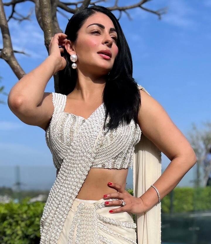 अगर आप नहीं पहचान पाए हैं तो बता दें कि हम पंजाबी इंडस्ट्री की खूबसूरत और टैलेंटिड एक्ट्रेस नीरू बाजवा की बात कर रहे हैं. जो एक्ट्रेस होने के साथ-साथ वो डायरेक्टर और प्रोड्यूसर भी हैं. साथी ही तीन बच्चों की मां भी हैं.