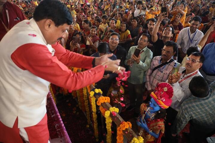इंदौर स्थित मनोरमागंज स्थित गीता भवन में रविवार सुबह कार्यक्रम आयोजित किया. बतौर मुख्य अतिथि के रूप में सम्मिलित हुए सीएम डॉ. यादव ने भगवान श्री कृष्ण की पूजा-आरती की, जिसके बाद उन्हें बांसुरी भेंट की गई.