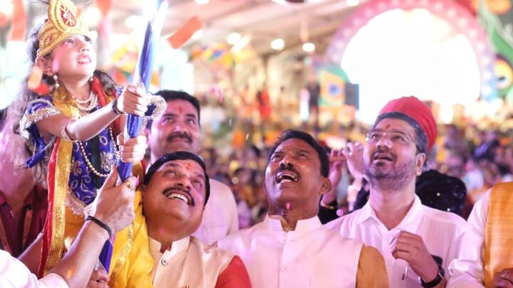 मुख्यमंत्री ने बाल गोपालों को गोद में लेकर दुलार किया. कार्यक्रम को सम्बोधित करते हुए उन्होंने भगवान श्रीकृष्ण के जीवन चरित्र से सीख लेने की नसीहत दी. उन्होंने कहा कि भगवान कृष्ण के आदर्शों और सिद्धांतों को जीवन में आत्मसात करना चाहिये.