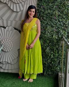 Aashu Reddy : స్లీవ్ లెస్ చుడిదార్​లో అషూరెడ్డి.. ఈ మధ్య ట్రెడీషనల్​గానే ఎక్కువ కనిపిస్తోంది