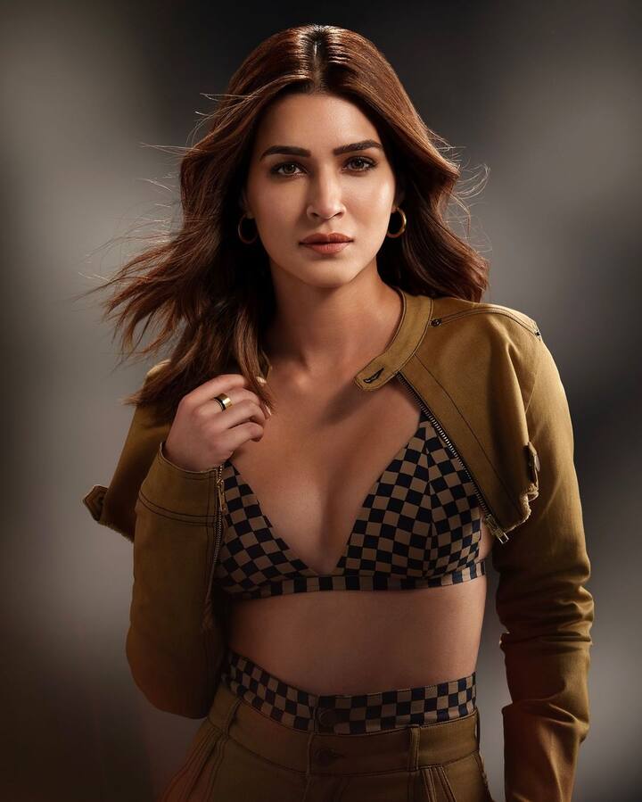 एक्ट्रेस कृति सेनन भी अब हाईपेड एक्ट्रेसेस में शामिल हैं. इंस्टाग्राम पर इन्हें 58.2 मिलियन यूजर्स फॉलो करते हैं.