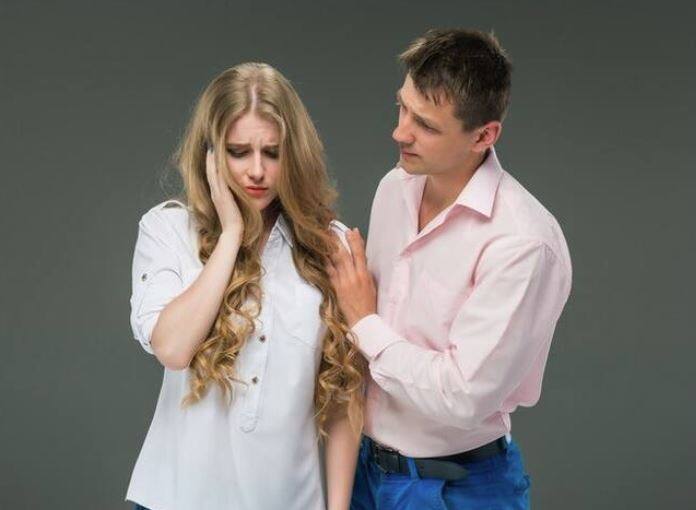 ਤੁਸੀਂ ਆਪਣੀ ਪ੍ਰੇਮਿਕਾ ਨੂੰ ਇਮਾਨਦਾਰੀ ਨਾਲ ਕਹਿ ਸਕਦੇ ਹੋ ਕਿ ਤੁਸੀਂ ਕਿਸੇ ਕੰਮ ਵਿੱਚ ਰੁੱਝੇ ਹੋਏ ਹੋ ਤੇ ਜਦੋਂ ਤੁਸੀਂ ਵਿਹਲੇ ਹੋਵੋਗੇ ਤਾਂ ਜ਼ਰੂਰ ਉਸ ਨਾਲ ਗੱਲ ਕਰੋਗੇ। ਤੁਸੀਂ ਦੋਵੇਂ ਮਿਲ ਕੇ ਸਮੱਸਿਆ ਦਾ ਹੱਲ ਲੱਭ ਸਕਦੇ ਹੋ।