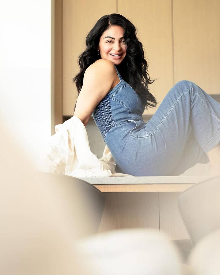 वहीं एक फिल्म के लिए नारू बाजवा 1 से 2 करोड़ रुपए की मोटी रकम चार्ज करती हैं.इसके अलावा वो ऐड से भी भारी भरकम कमाई करती हैं.