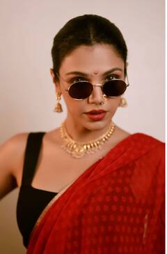 Shriya Pilgaonkar : माथी चंद्रकोर, नाकात नथ अन् लाल साडी, सचिन-सुप्रियाच्या लेकीचा क्लासी लूक