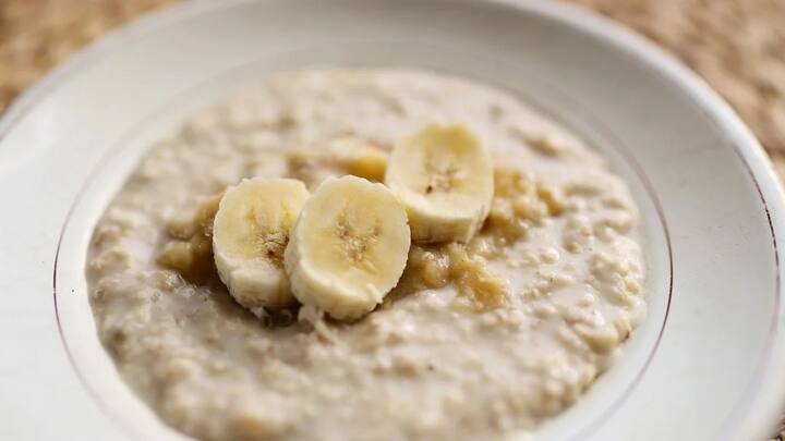 দুটো কলা ভাল করে পেস্ট করতে হবে। তার সঙ্গে সামান্য পরিমাণ দুধ মিশিয়ে নেওয়া যায়।