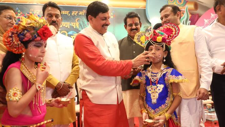 मुख्यमंत्री डॉ. मोहन यादव श्रीकृष्ण जन्माष्टमी महोत्सव में शिरकत करने आज (रविवार) इंदौर के दशहरा मैदान पहुंचे. उन्होंने बालकृष्ण के रूप में पधारे बालकों पर पुष्प वर्षा की.