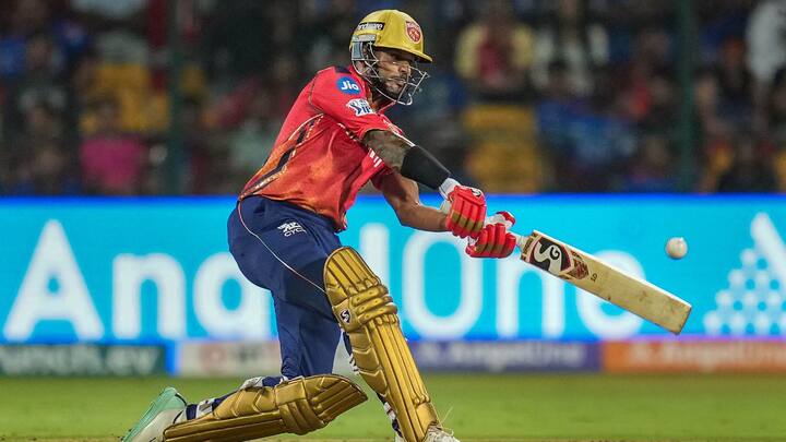 ধোনি ও আন্তর্জাতিক এবং ঘরোয়া ক্রিকেট খেলেন না। তাই গত মরশুমে পাঞ্জাব কিংসের অধিনায়ক ধবনকে আসন্ন আইপিএলে খেলতে দেখলে অবাক হওয়ার কিছুই নেই।