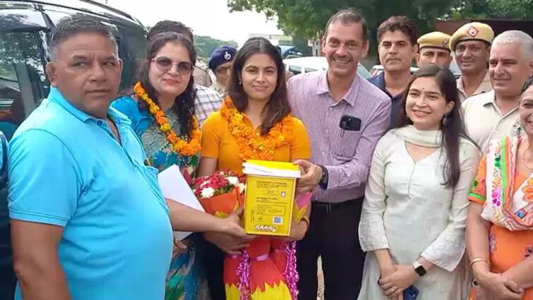 Paris Olympic medallist Manu Bhaker accorded warm welcome in Haryana Jhajjar here know latest sports news Manu Bhaker: शादी, बॉलीवुड डेब्यू और भविष्य... झज्जर पहुंचने के बाद मनु भाकर ने क्या-क्या कहा?