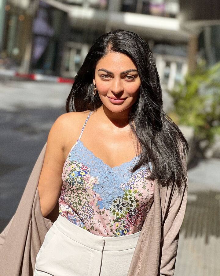 नीरू बाजवा की नेटवर्थ की बात करें तो रिपोर्ट्स के अनुसार आज एक्ट्रेस करीब 15 मिलियन की संपत्ति की मालकिन हैं.