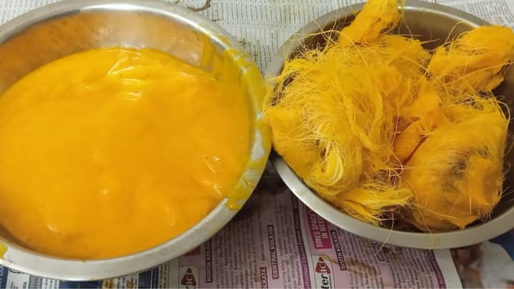 এরপর এই মিশ্রণ ভাল করে মেশাতে হবে। ডিম বা বেসন ফ্যাটানোর মতো ভাল করে ফ্যাটাতে হবে। এতে যেমন নরম হবে তেমনই দূর হবে তেতো ভাবও।