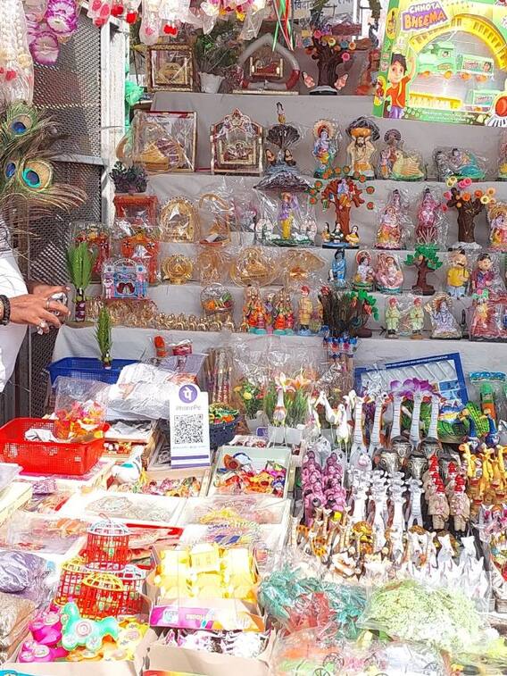 जन्माष्टमी से पहले वाराणसी के बाजारों में दिखी भारी भीड़