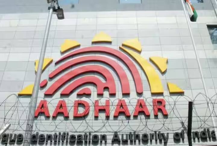 ਆਧਾਰ ਕਾਰਡ 'ਚ ਕਈ ਵਾਰ ਗਲਤੀਆਂ ਹੋ ਜਾਂਦੀਆਂ ਹਨ ਅਤੇ ਤੁਹਾਨੂੰ ਉਨ੍ਹਾਂ ਨੂੰ ਠੀਕ ਕਰਨ ਦਾ ਮੌਕਾ ਦਿੱਤਾ ਜਾਂਦਾ ਹੈ। ਇਸਦੇ ਲਈ ਤੁਹਾਨੂੰ ਇੱਕ ਫੀਸ ਅਦਾ ਕਰਨੀ ਪੈਂਦੀ ਹੈ।