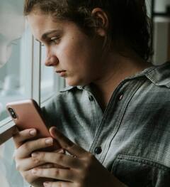 ਜਾਨਲੇਵਾ ਹੋ ਸਕਦੀ Mobile Addiction, ਹੋ ਜਾਂਦੀਆਂ ਦਿਮਾਗ ਸੰਬੰਧੀ ਬਿਮਾਰੀਆਂ