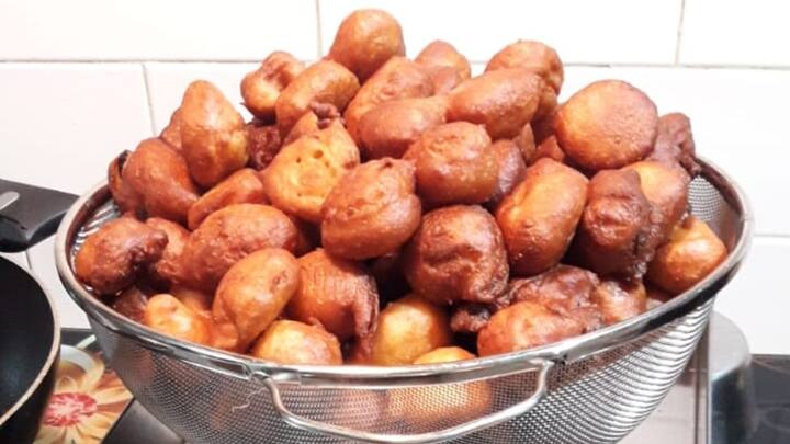 বড়ার আকার ছোট হলে ভাজার ক্ষেত্রে সুবিধা হবে। পাশাপাশি অল্প বা মাঝারি আঁচে ভাজতে হবে। নামানোর আগে আঁচ বাড়িয়ে দিয়ে তুলতে হবে। তাতে অতিরিক্ত তেল বেরিয়ে যাবে। বড়া হবে নরম।