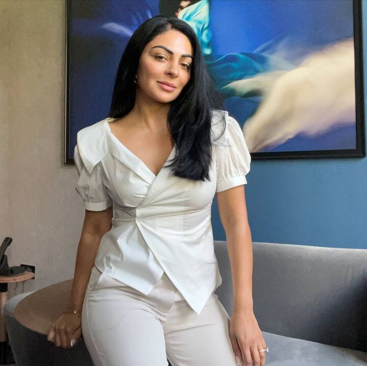 नीरू बाजवा ने अपना एक्टिंग करियर हिंदी फिल्म  ‘मैं सोलह बरस की’ से शुरू किया था. इसके बाद उन्होंने पंजाबी सिनेमा का रुख किया और वहां एक से बढ़कर एक हिट फिल्में दी.