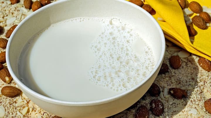 তালের বড়া নরম করার জন্য চিনি তো মেশাতে হবে, তার সঙ্গে মেশাতে হবে খোয়া ক্ষীর। এই ক্ষীর বাড়িতে বানাতে পারলে তার স্বাদ হবে আরও ভাল।