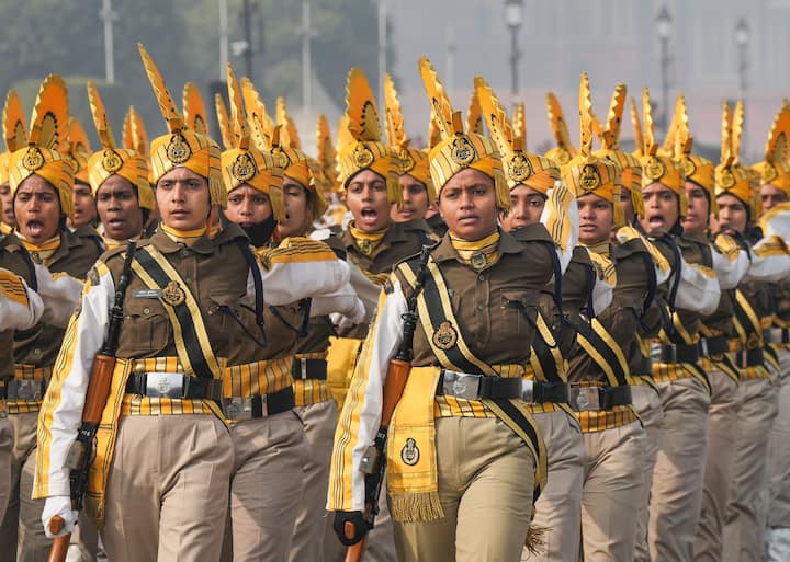 सीआयएसएफमध्ये निवड होण्यासाठी उमेदवारांना मैदानी चाचणीत उत्तीर्ण व्हावं लागेल. यानंतर कागदपत्रं तपासणी, लेखी परीक्षा आणि वैद्यकीय चाचणी द्यावी लागेल.