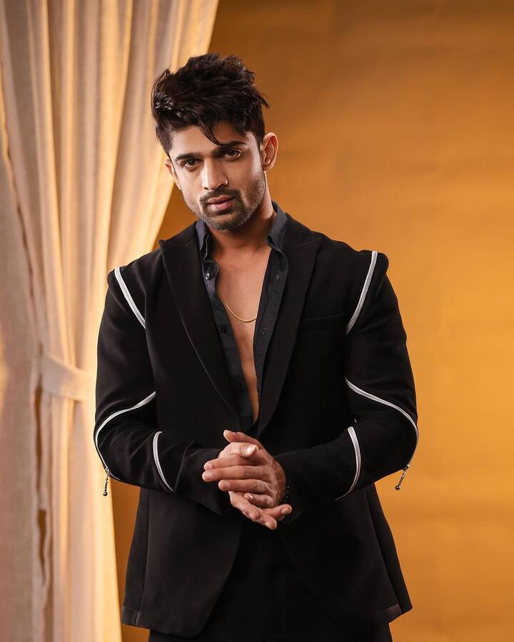 इसके बाद एक्टर टीवी शो 'बेकाबू' में नजर आए. इस शो से भी एक्टर को खूब मिला और वो बिग बॉस 17 के घर में पहुंचे गए. इस शो में अभिषेक के साथ जो हुआ वो हर कोई जानता है.