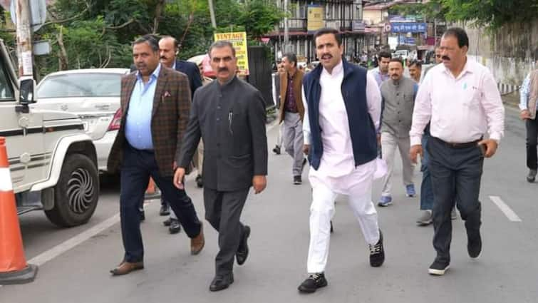 CM Sukhvinder Singh Sukhu arrived for Cabinet Meeting walking with PWD Minister Vikramaditya Singh Ann कैबिनेट की बैठक में शामिल होने अपने आवास से पैदल सचिवालय पहुंचे CM सुक्खू, लोगों से की बात