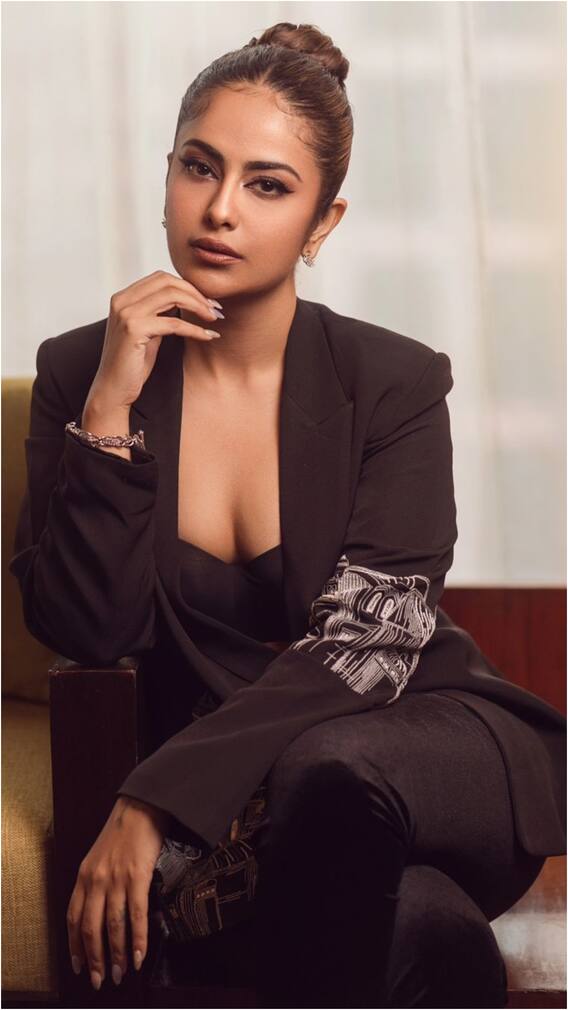 అవికా గోర్‌ స్టన్నింగ్‌ లుక్‌ - బాస్ లేడీ లుక్‌లో మతిపోగోడుతున్న 'చిన్నారి పెళ్లికూతురు'