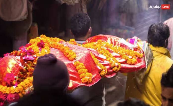 ਦੂਸਰਾ ਕਾਰਨ ਇਹ ਹੈ ਕਿ ਅੰਤਿਮ ਸਸਕਾਰ ਤੋਂ ਬਾਅਦ ਮਰਦ ਇਸ਼ਨਾਨ ਕਰਕੇ ਹੀ ਘਰ ਵਿਚ ਦਾਖਲ ਹੁੰਦੇ ਹਨ ਅਤੇ ਇਸ ਤੋਂ ਪਹਿਲਾਂ ਘਰ ਦੀ ਸ਼ੁੱਧੀ ਲਈ ਔਰਤਾਂ ਨੂੰ ਘਰ ਵਿਚ ਹੀ ਰਹਿਣਾ ਪੈਂਦਾ ਹੈ।